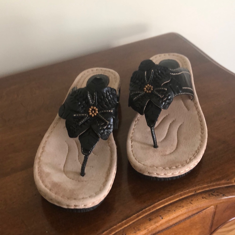 Black sandle.